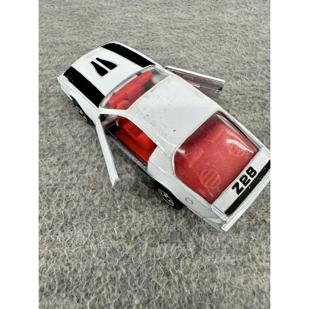 ROAD CHAMPS Classic Sports Die Cast Camaro White Car T5